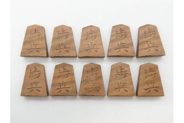 作家物　飯塚好　水無瀬書　虎斑　歳月を重ねた味わいある将棋駒(漆、盛上駒、彫埋駒、駒箱付き)(R-079112)