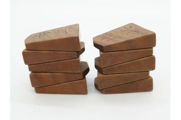 作家物　飯塚好　水無瀬書　虎斑　歳月を重ねた味わいある将棋駒(漆、盛上駒、彫埋駒、駒箱付き)(R-079112)