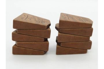 作家物　飯塚好　水無瀬書　虎斑　歳月を重ねた味わいある将棋駒(漆、盛上駒、彫埋駒、駒箱付き)(R-079112)