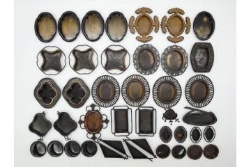 時代物　銅製　多種多様なデザインが楽しめる引手42点セット(乱れ桐、千鳥紋、菊、藤、花、月、稲穂、松、丸型、菱型、角型、楕円形、ハンドル、金具、取っ手、把手)(R-079115)
