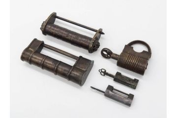 中国　古銅　錠前　重厚感のある文字合わせ錠等5点セット(李朝、朝鮮、鍵、カギ、ディスプレイ)(R-079116)