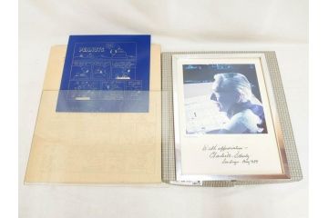 1989年　Charles M. Schulz(チャールズ M. シュルツ)　Snoopy(スヌーピー)　PEANUTS(ピーナッツ)　サイン写真&ガラス板2点セット(ケース付き、ディスプレイ、サイン入り、額装)(R-079134)