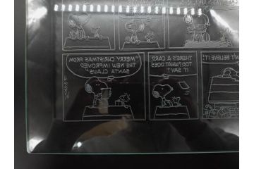 1989年　Charles M. Schulz(チャールズ M. シュルツ)　Snoopy(スヌーピー)　PEANUTS(ピーナッツ)　サイン写真&ガラス板2点セット(ケース付き、ディスプレイ、サイン入り、額装)(R-079134)