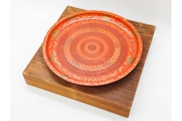 時代物　宮家　菊花紋章　雅なデザインが美しいお盆(金彩、木製、漆器、丸盆、トレー、トレイ、木皿、大皿、ボンボニエール、蝶、藤、唐草、鱗文、外箱付き)(R-079138)