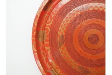 時代物　宮家　菊花紋章　雅なデザインが美しいお盆(金彩、木製、漆器、丸盆、トレー、トレイ、木皿、大皿、ボンボニエール、蝶、藤、唐草、鱗文、外箱付き)(R-079138)