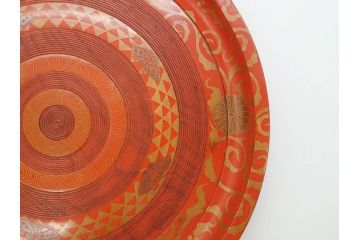 時代物　宮家　菊花紋章　雅なデザインが美しいお盆(金彩、木製、漆器、丸盆、トレー、トレイ、木皿、大皿、ボンボニエール、蝶、藤、唐草、鱗文、外箱付き)(R-079138)