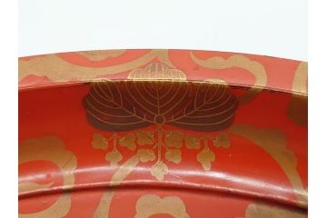 時代物　宮家　菊花紋章　雅なデザインが美しいお盆(金彩、木製、漆器、丸盆、トレー、トレイ、木皿、大皿、ボンボニエール、蝶、藤、唐草、鱗文、外箱付き)(R-079138)