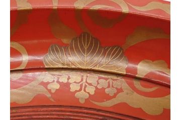 時代物　宮家　菊花紋章　雅なデザインが美しいお盆(金彩、木製、漆器、丸盆、トレー、トレイ、木皿、大皿、ボンボニエール、蝶、藤、唐草、鱗文、外箱付き)(R-079138)