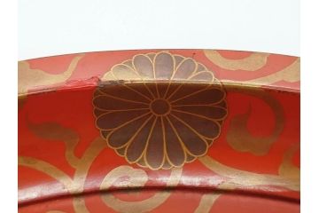 時代物　宮家　菊花紋章　雅なデザインが美しいお盆(金彩、木製、漆器、丸盆、トレー、トレイ、木皿、大皿、ボンボニエール、蝶、藤、唐草、鱗文、外箱付き)(R-079138)