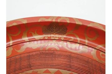 時代物　宮家　菊花紋章　雅なデザインが美しいお盆(金彩、木製、漆器、丸盆、トレー、トレイ、木皿、大皿、ボンボニエール、蝶、藤、唐草、鱗文、外箱付き)(R-079138)