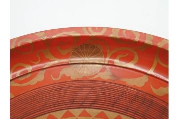 時代物　宮家　菊花紋章　雅なデザインが美しいお盆(金彩、木製、漆器、丸盆、トレー、トレイ、木皿、大皿、ボンボニエール、蝶、藤、唐草、鱗文、外箱付き)(R-079138)