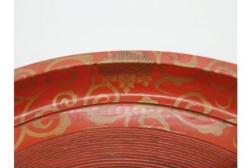 時代物　宮家　菊花紋章　雅なデザインが美しいお盆(金彩、木製、漆器、丸盆、トレー、トレイ、木皿、大皿、ボンボニエール、蝶、藤、唐草、鱗文、外箱付き)(R-079138)
