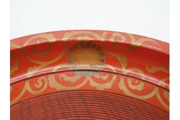時代物　宮家　菊花紋章　雅なデザインが美しいお盆(金彩、木製、漆器、丸盆、トレー、トレイ、木皿、大皿、ボンボニエール、蝶、藤、唐草、鱗文、外箱付き)(R-079138)
