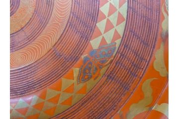 時代物　宮家　菊花紋章　雅なデザインが美しいお盆(金彩、木製、漆器、丸盆、トレー、トレイ、木皿、大皿、ボンボニエール、蝶、藤、唐草、鱗文、外箱付き)(R-079138)