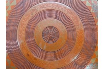 時代物　宮家　菊花紋章　雅なデザインが美しいお盆(金彩、木製、漆器、丸盆、トレー、トレイ、木皿、大皿、ボンボニエール、蝶、藤、唐草、鱗文、外箱付き)(R-079138)