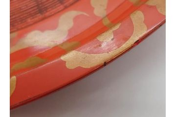 時代物　宮家　菊花紋章　雅なデザインが美しいお盆(金彩、木製、漆器、丸盆、トレー、トレイ、木皿、大皿、ボンボニエール、蝶、藤、唐草、鱗文、外箱付き)(R-079138)