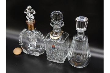 フランス　Baccarat　バカラ　REMY MARTIN(レミーマルタン ルイ13世)　CAMUS(カミュ)　高級感漂うデキャンタ3点セット(空ボトル、空き瓶、空瓶、デカンタ、酒器、飾りボトル、フルレッドクリスタルガラス、ディスプレイ、硝子)(R-079142)