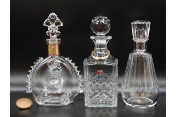 フランス　Baccarat　バカラ　REMY MARTIN(レミーマルタン ルイ13世)　CAMUS(カミュ)　高級感漂うデキャンタ3点セット(空ボトル、空き瓶、空瓶、デカンタ、酒器、飾りボトル、フルレッドクリスタルガラス、ディスプレイ、硝子)(R-079142)