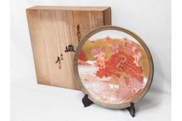 九谷焼　石盛堂　赤絵　金彩　青粒　山水文　約40cm　1尺3寸　緻密に描かれたデザインが見事な大皿(楼閣図、風景、山、滝、海、船、舟、松、尺皿、和食器、和皿、一尺三寸、共箱付き、皿立付き)(R-079145)