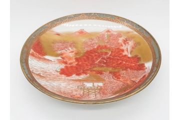 九谷焼　石盛堂　赤絵　金彩　青粒　山水文　約40cm　1尺3寸　緻密に描かれたデザインが見事な大皿(楼閣図、風景、山、滝、海、船、舟、松、尺皿、和食器、和皿、一尺三寸、共箱付き、皿立付き)(R-079145)
