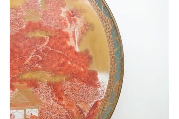 九谷焼　石盛堂　赤絵　金彩　青粒　山水文　約40cm　1尺3寸　緻密に描かれたデザインが見事な大皿(楼閣図、風景、山、滝、海、船、舟、松、尺皿、和食器、和皿、一尺三寸、共箱付き、皿立付き)(R-079145)