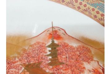 九谷焼　石盛堂　赤絵　金彩　青粒　山水文　約40cm　1尺3寸　緻密に描かれたデザインが見事な大皿(楼閣図、風景、山、滝、海、船、舟、松、尺皿、和食器、和皿、一尺三寸、共箱付き、皿立付き)(R-079145)