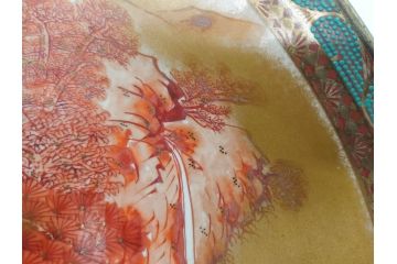 九谷焼　石盛堂　赤絵　金彩　青粒　山水文　約40cm　1尺3寸　緻密に描かれたデザインが見事な大皿(楼閣図、風景、山、滝、海、船、舟、松、尺皿、和食器、和皿、一尺三寸、共箱付き、皿立付き)(R-079145)