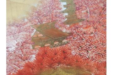 九谷焼　石盛堂　赤絵　金彩　青粒　山水文　約40cm　1尺3寸　緻密に描かれたデザインが見事な大皿(楼閣図、風景、山、滝、海、船、舟、松、尺皿、和食器、和皿、一尺三寸、共箱付き、皿立付き)(R-079145)