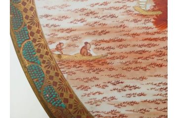九谷焼　石盛堂　赤絵　金彩　青粒　山水文　約40cm　1尺3寸　緻密に描かれたデザインが見事な大皿(楼閣図、風景、山、滝、海、船、舟、松、尺皿、和食器、和皿、一尺三寸、共箱付き、皿立付き)(R-079145)