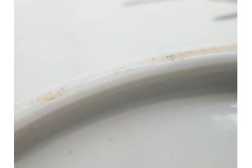 九谷焼　石盛堂　赤絵　金彩　青粒　山水文　約40cm　1尺3寸　緻密に描かれたデザインが見事な大皿(楼閣図、風景、山、滝、海、船、舟、松、尺皿、和食器、和皿、一尺三寸、共箱付き、皿立付き)(R-079145)