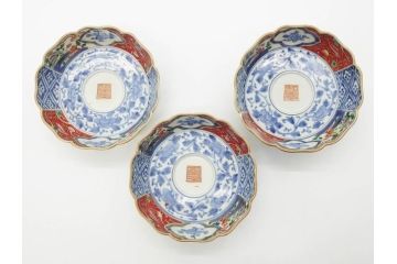 江戸期　上手物　成化年製　古伊万里　色絵　染付　約14cm　4.7寸　丹念に描かれた絵付から匠の技を感じるなます皿3枚セット(金彩、唐草、風景、牡丹、梅、魚、花、変形皿、小皿、和食器、和皿、深皿、輪花型、四寸七分)(R-079148)