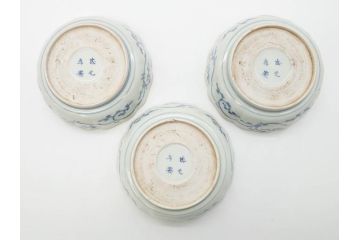 江戸期　上手物　成化年製　古伊万里　色絵　染付　約14cm　4.7寸　丹念に描かれた絵付から匠の技を感じるなます皿3枚セット(金彩、唐草、風景、牡丹、梅、魚、花、変形皿、小皿、和食器、和皿、深皿、輪花型、四寸七分)(R-079148)