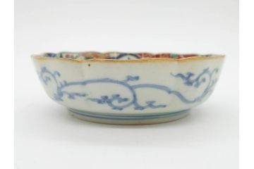 江戸期　上手物　成化年製　古伊万里　色絵　染付　約14cm　4.7寸　丹念に描かれた絵付から匠の技を感じるなます皿3枚セット(金彩、唐草、風景、牡丹、梅、魚、花、変形皿、小皿、和食器、和皿、深皿、輪花型、四寸七分)(R-079148)