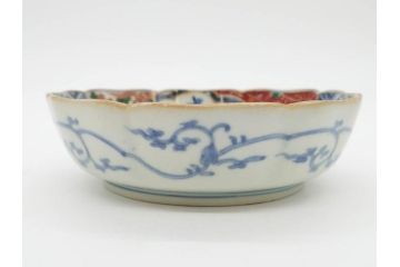江戸期　上手物　成化年製　古伊万里　色絵　染付　約14cm　4.7寸　丹念に描かれた絵付から匠の技を感じるなます皿3枚セット(金彩、唐草、風景、牡丹、梅、魚、花、変形皿、小皿、和食器、和皿、深皿、輪花型、四寸七分)(R-079148)