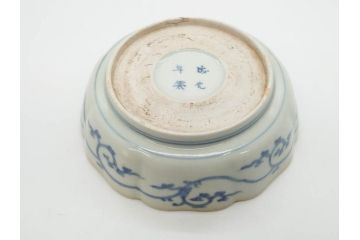 江戸期　上手物　成化年製　古伊万里　色絵　染付　約14cm　4.7寸　丹念に描かれた絵付から匠の技を感じるなます皿3枚セット(金彩、唐草、風景、牡丹、梅、魚、花、変形皿、小皿、和食器、和皿、深皿、輪花型、四寸七分)(R-079148)