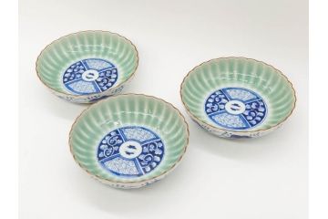 幕末〜明治期　伊万里　青磁　染付　約19cm　6.1寸　花びらのような縁のデザインが上品な中皿3枚セット(輪花型、蝶、ちょう、紗綾形、花、植物、裏印、深皿、中皿、和食器、和皿、六寸一分)(R-079149)