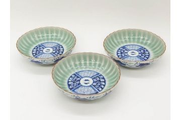 幕末〜明治期　伊万里　青磁　染付　約19cm　6.1寸　花びらのような縁のデザインが上品な中皿3枚セット(輪花型、蝶、ちょう、紗綾形、花、植物、裏印、深皿、中皿、和食器、和皿、六寸一分)(R-079149)