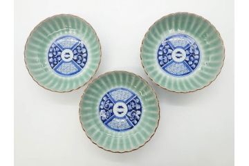 幕末〜明治期　伊万里　青磁　染付　約19cm　6.1寸　花びらのような縁のデザインが上品な中皿3枚セット(輪花型、蝶、ちょう、紗綾形、花、植物、裏印、深皿、中皿、和食器、和皿、六寸一分)(R-079149)