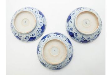 幕末〜明治期　伊万里　青磁　染付　約19cm　6.1寸　花びらのような縁のデザインが上品な中皿3枚セット(輪花型、蝶、ちょう、紗綾形、花、植物、裏印、深皿、中皿、和食器、和皿、六寸一分)(R-079149)