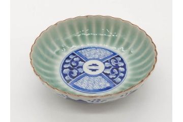 幕末〜明治期　伊万里　青磁　染付　約19cm　6.1寸　花びらのような縁のデザインが上品な中皿3枚セット(輪花型、蝶、ちょう、紗綾形、花、植物、裏印、深皿、中皿、和食器、和皿、六寸一分)(R-079149)