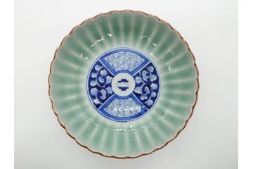 幕末〜明治期　伊万里　青磁　染付　約19cm　6.1寸　花びらのような縁のデザインが上品な中皿3枚セット(輪花型、蝶、ちょう、紗綾形、花、植物、裏印、深皿、中皿、和食器、和皿、六寸一分)(R-079149)