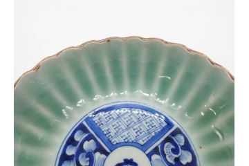 幕末〜明治期　伊万里　青磁　染付　約19cm　6.1寸　花びらのような縁のデザインが上品な中皿3枚セット(輪花型、蝶、ちょう、紗綾形、花、植物、裏印、深皿、中皿、和食器、和皿、六寸一分)(R-079149)