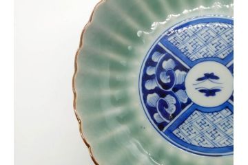 幕末〜明治期　伊万里　青磁　染付　約19cm　6.1寸　花びらのような縁のデザインが上品な中皿3枚セット(輪花型、蝶、ちょう、紗綾形、花、植物、裏印、深皿、中皿、和食器、和皿、六寸一分)(R-079149)