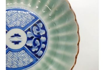 幕末〜明治期　伊万里　青磁　染付　約19cm　6.1寸　花びらのような縁のデザインが上品な中皿3枚セット(輪花型、蝶、ちょう、紗綾形、花、植物、裏印、深皿、中皿、和食器、和皿、六寸一分)(R-079149)