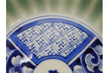 幕末〜明治期　伊万里　青磁　染付　約19cm　6.1寸　花びらのような縁のデザインが上品な中皿3枚セット(輪花型、蝶、ちょう、紗綾形、花、植物、裏印、深皿、中皿、和食器、和皿、六寸一分)(R-079149)