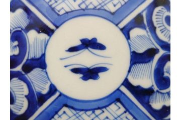 幕末〜明治期　伊万里　青磁　染付　約19cm　6.1寸　花びらのような縁のデザインが上品な中皿3枚セット(輪花型、蝶、ちょう、紗綾形、花、植物、裏印、深皿、中皿、和食器、和皿、六寸一分)(R-079149)