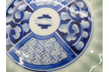 幕末〜明治期　伊万里　青磁　染付　約19cm　6.1寸　花びらのような縁のデザインが上品な中皿3枚セット(輪花型、蝶、ちょう、紗綾形、花、植物、裏印、深皿、中皿、和食器、和皿、六寸一分)(R-079149)
