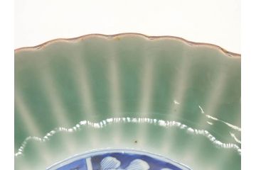 幕末〜明治期　伊万里　青磁　染付　約19cm　6.1寸　花びらのような縁のデザインが上品な中皿3枚セット(輪花型、蝶、ちょう、紗綾形、花、植物、裏印、深皿、中皿、和食器、和皿、六寸一分)(R-079149)