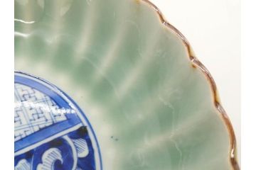 幕末〜明治期　伊万里　青磁　染付　約19cm　6.1寸　花びらのような縁のデザインが上品な中皿3枚セット(輪花型、蝶、ちょう、紗綾形、花、植物、裏印、深皿、中皿、和食器、和皿、六寸一分)(R-079149)