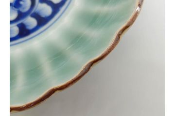 幕末〜明治期　伊万里　青磁　染付　約19cm　6.1寸　花びらのような縁のデザインが上品な中皿3枚セット(輪花型、蝶、ちょう、紗綾形、花、植物、裏印、深皿、中皿、和食器、和皿、六寸一分)(R-079149)